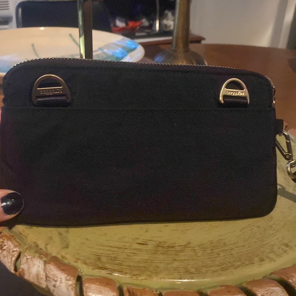 Baggallini Wristlet with RFDI Technology 8x4.5 - Picture 5 of 9